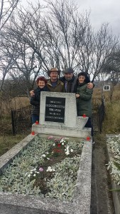 Unokatestvérek a "bukaresti" nagynéni sírjánál